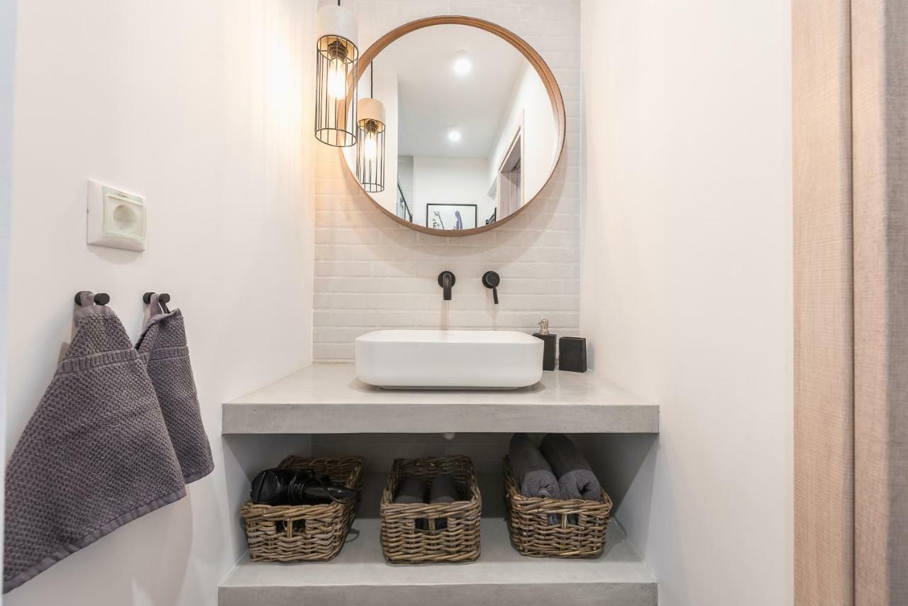 "Sunbow Olive"- Boutique Apartment In Dowtown Athena Bagian luar foto